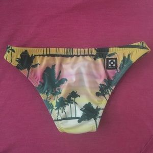 *$9 NEW YEAR!!!* JOLYN Print Europe Bottoms, Small